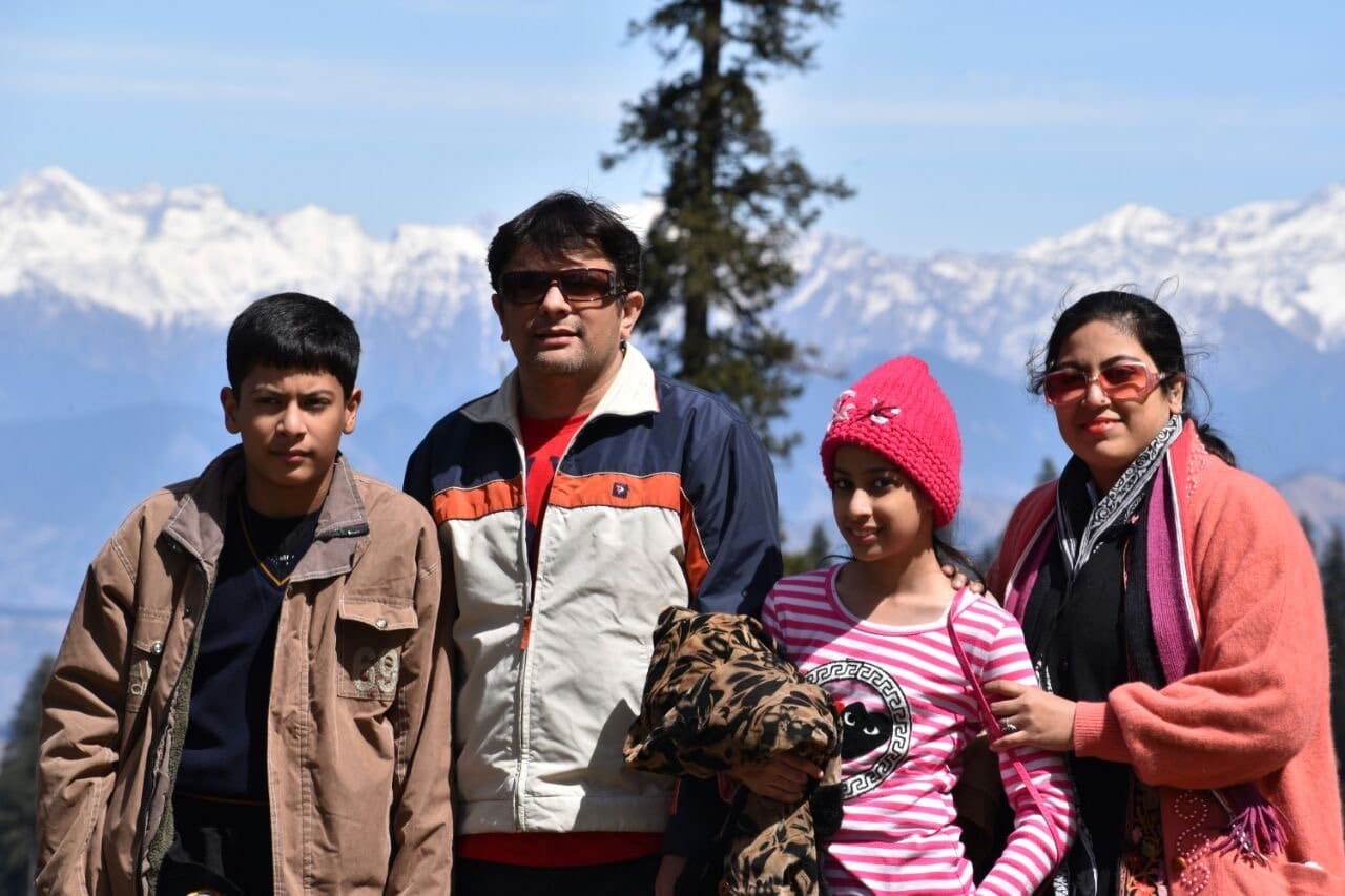 Shabbir Bhimani with family at Narkanda